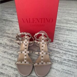 Valentino Garavani Rockstud Calfskin Ankle Strap Women' Sandals - Poudre